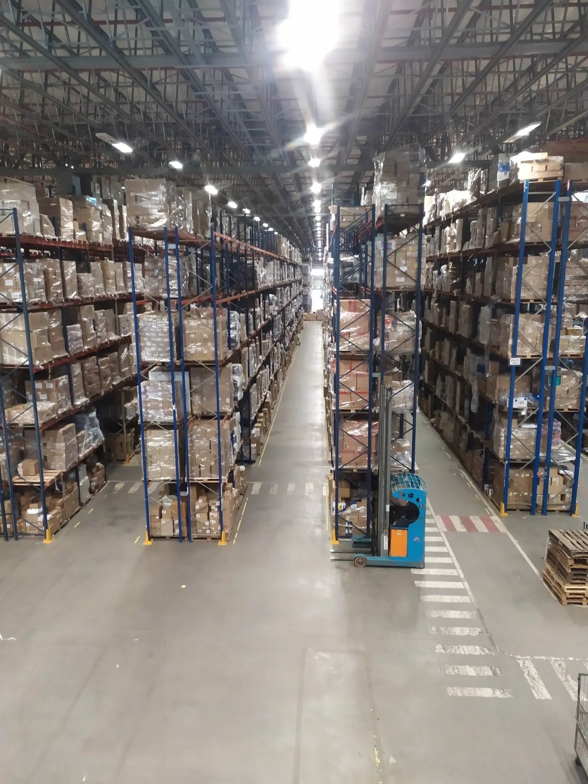 Galpão industrial com cabeamento Cat6A