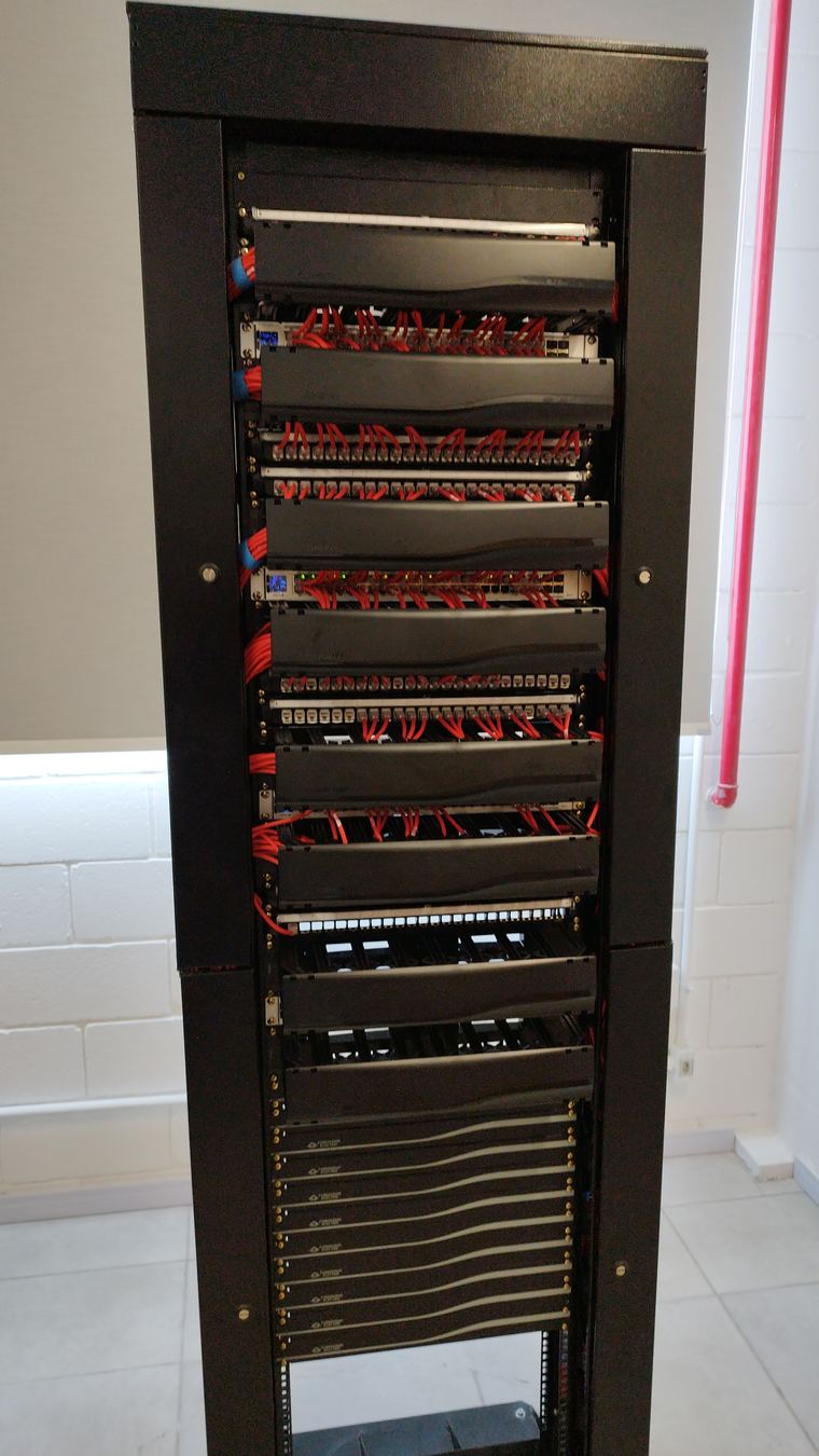 Rack de TI montado com patch panels e patch cords Cat6A organizados, pronto para certificação
