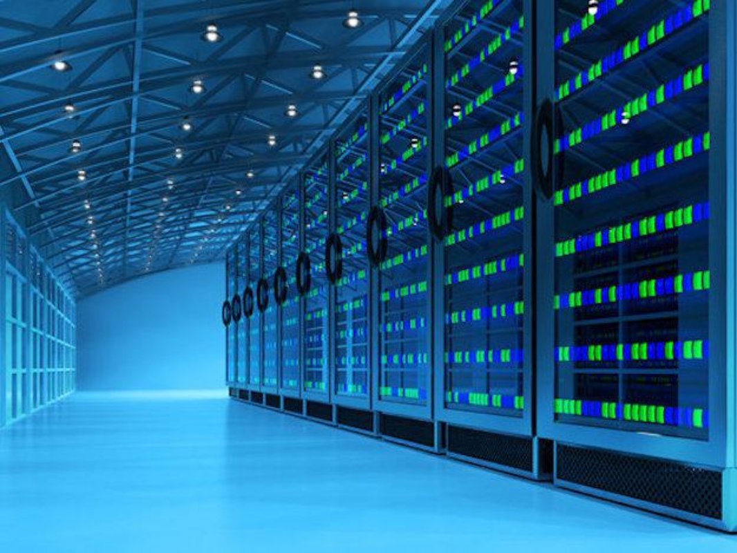 Data center com cabeamento estruturado organizado e certificado pela Eight TI com fibra óptica e Cat6A