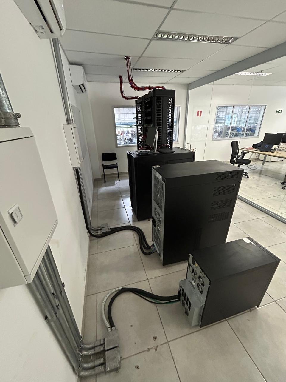 Vista lateral de datacenter com cabeamento estruturado organizado