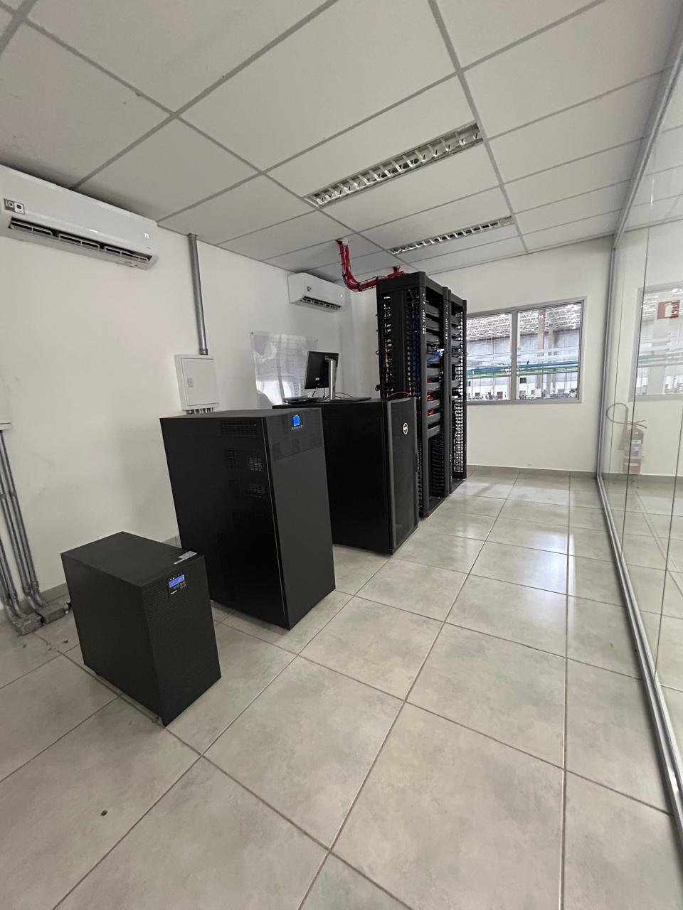 Datacenter com infraestrutura de TI completa