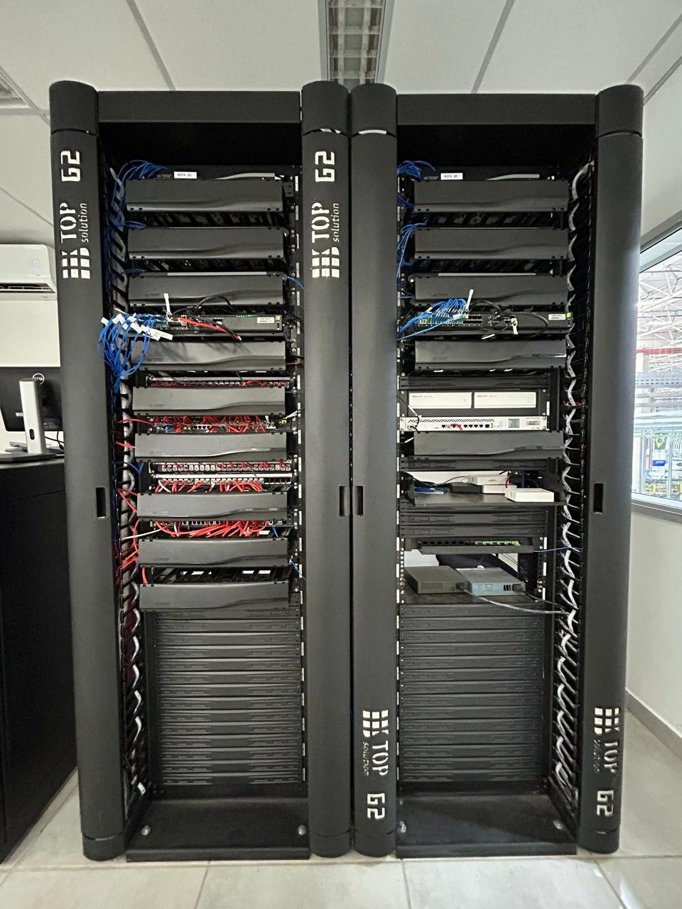 Datacenter com racks organizados e cabeamento estruturado