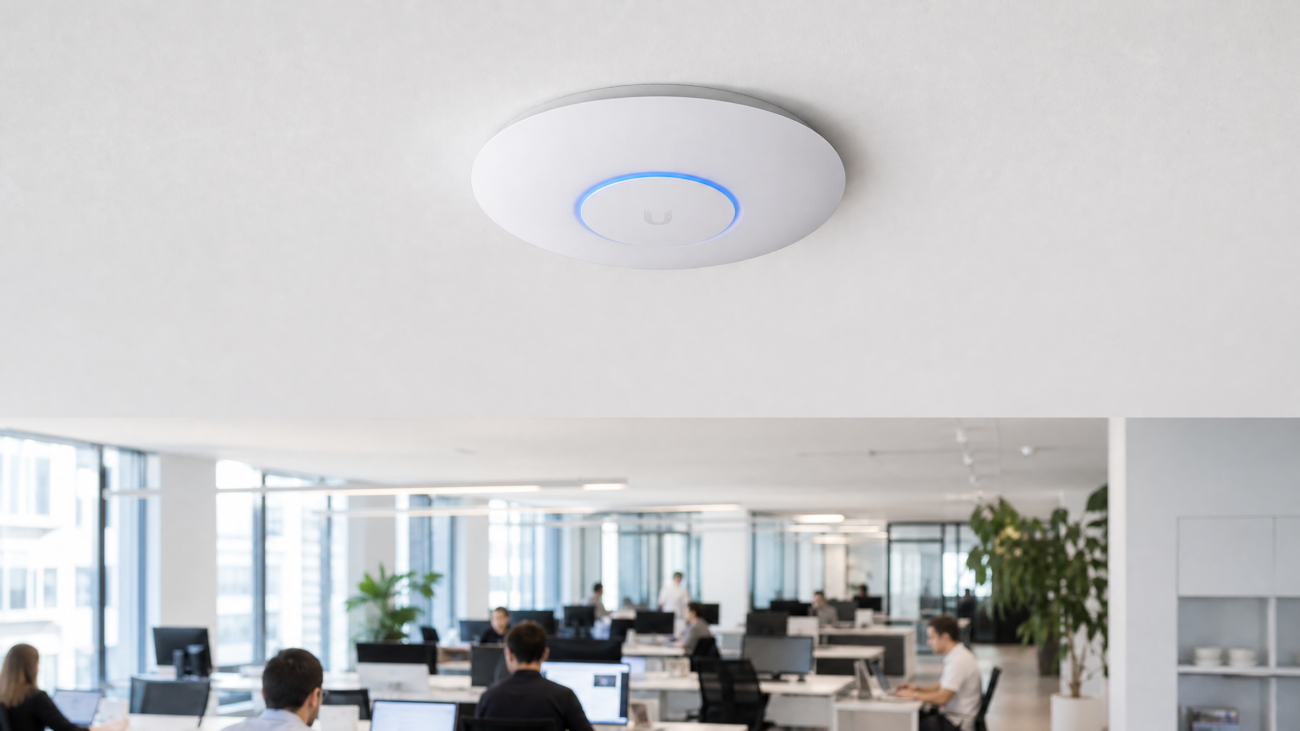 Access Point Ubiquiti U7 Pro Wi-Fi 7 instalado no teto de escritório corporativo