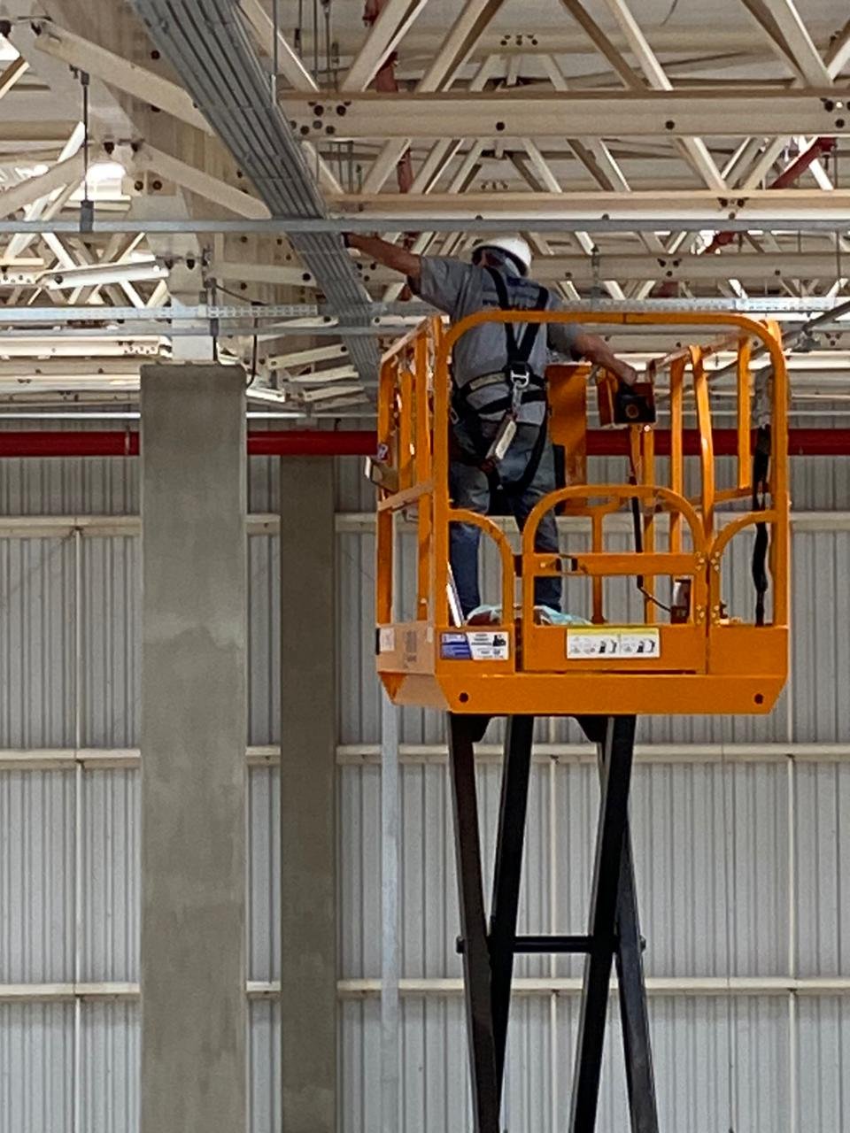 Instalação profissional de cabeamento em galpão industrial com separação de cabos de energia