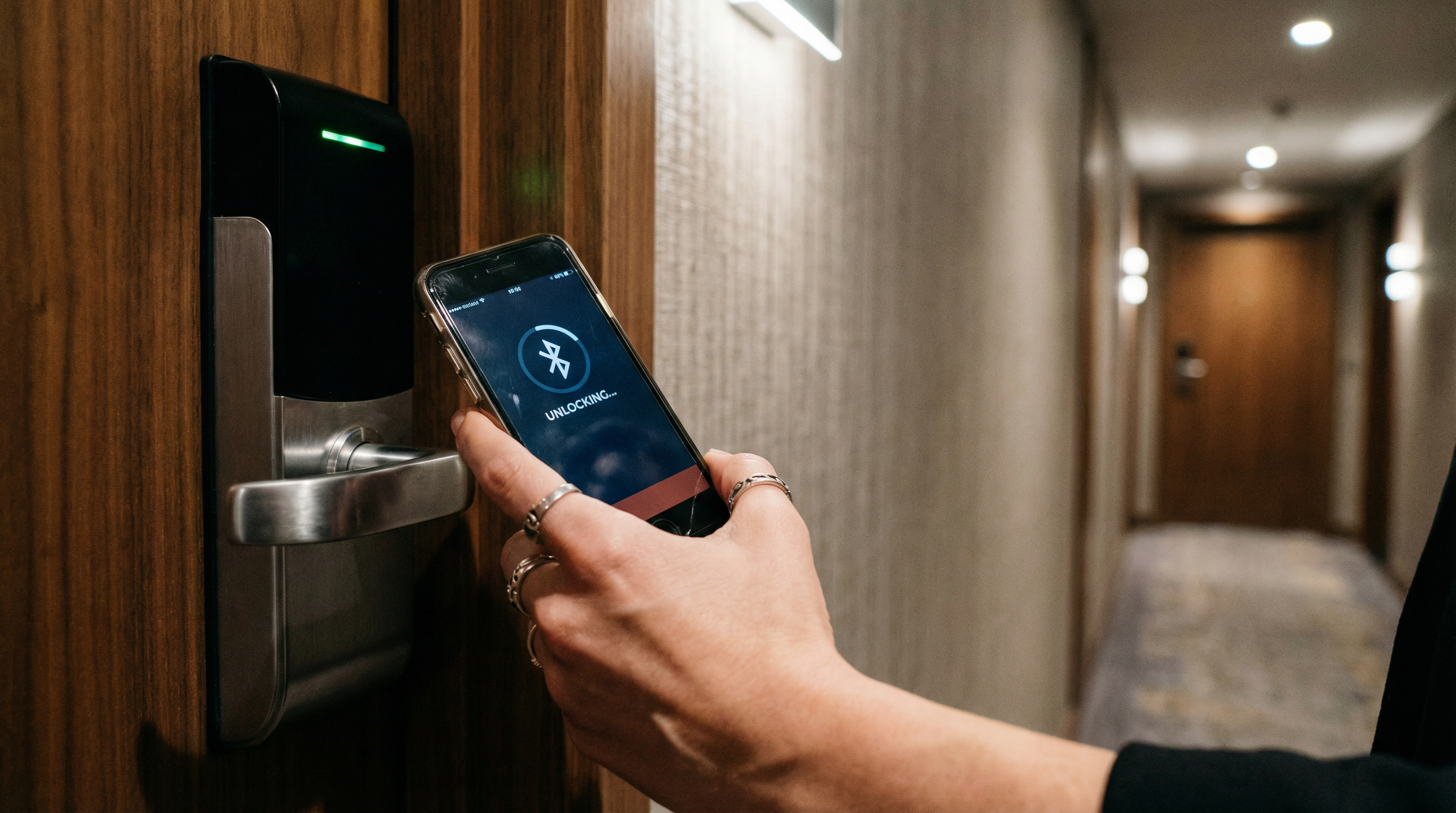 Fechadura eletrônica inteligente em porta de quarto de hotel moderno com leitor de cartão e bluetooth