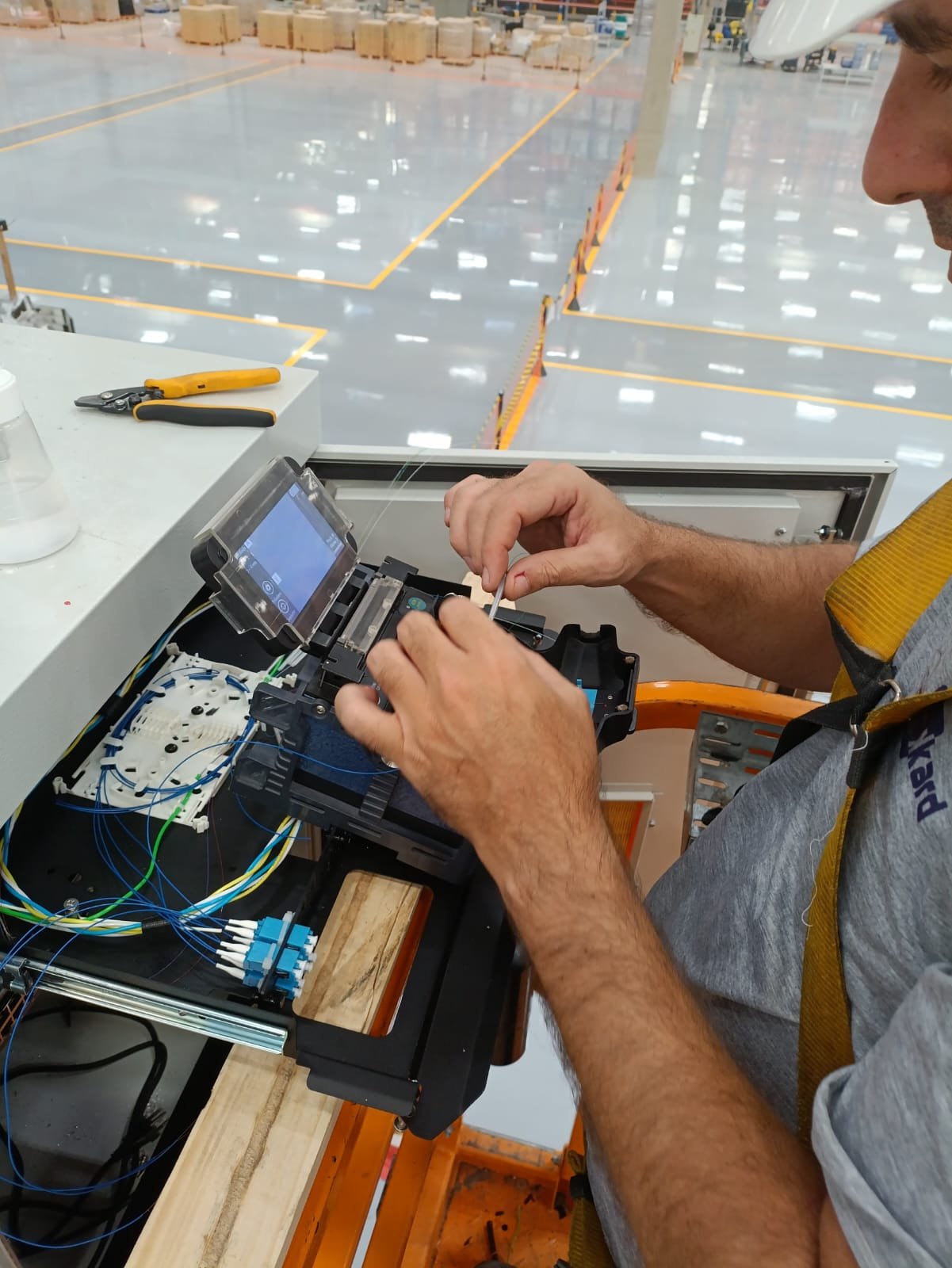 Técnico realizando fusão de fibra óptica