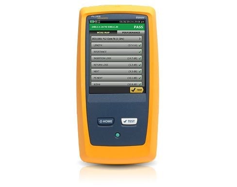 Certificador de campo Fluke DSX CableAnalyzer exibindo laudo com resultado PASS e os parâmetros medidos do enlace — wire map, comprimento, resistência, insertion loss, return loss, NEXT, PS NEXT e ACR-N