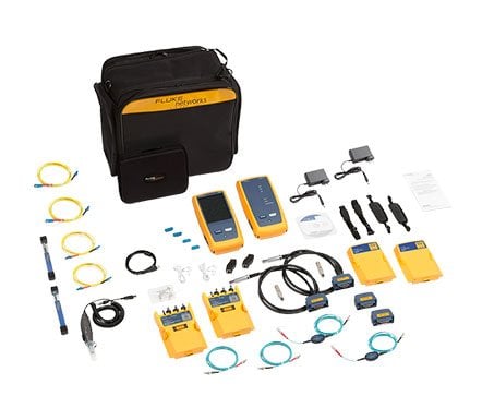 Kit completo de certificação de campo Fluke Networks com as unidades principal e remota, módulos de inspeção e teste de fibra óptica, cordões de referência e maleta de transporte — instrumentação empregada na validação integral dos enlaces de cobre e fibra