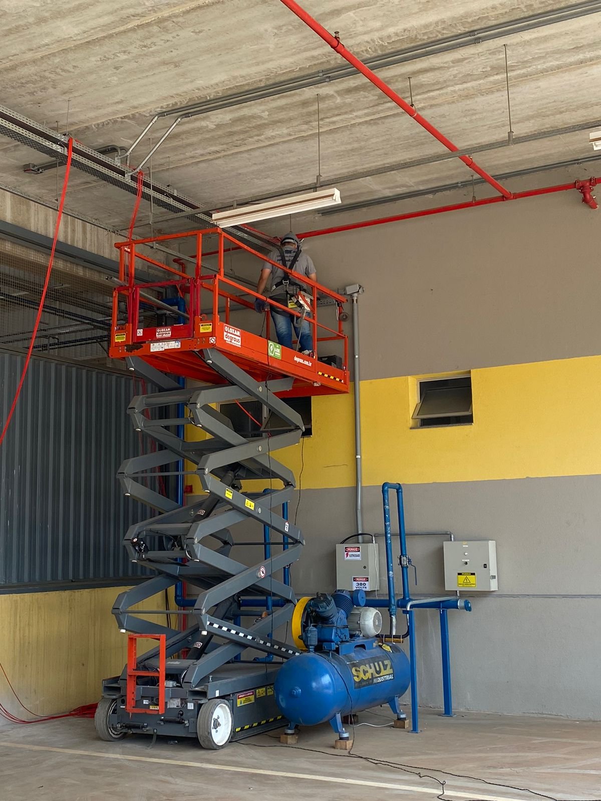 Diferentes tipos de cabos de rede lado a lado mostrando estrutura de blindagem