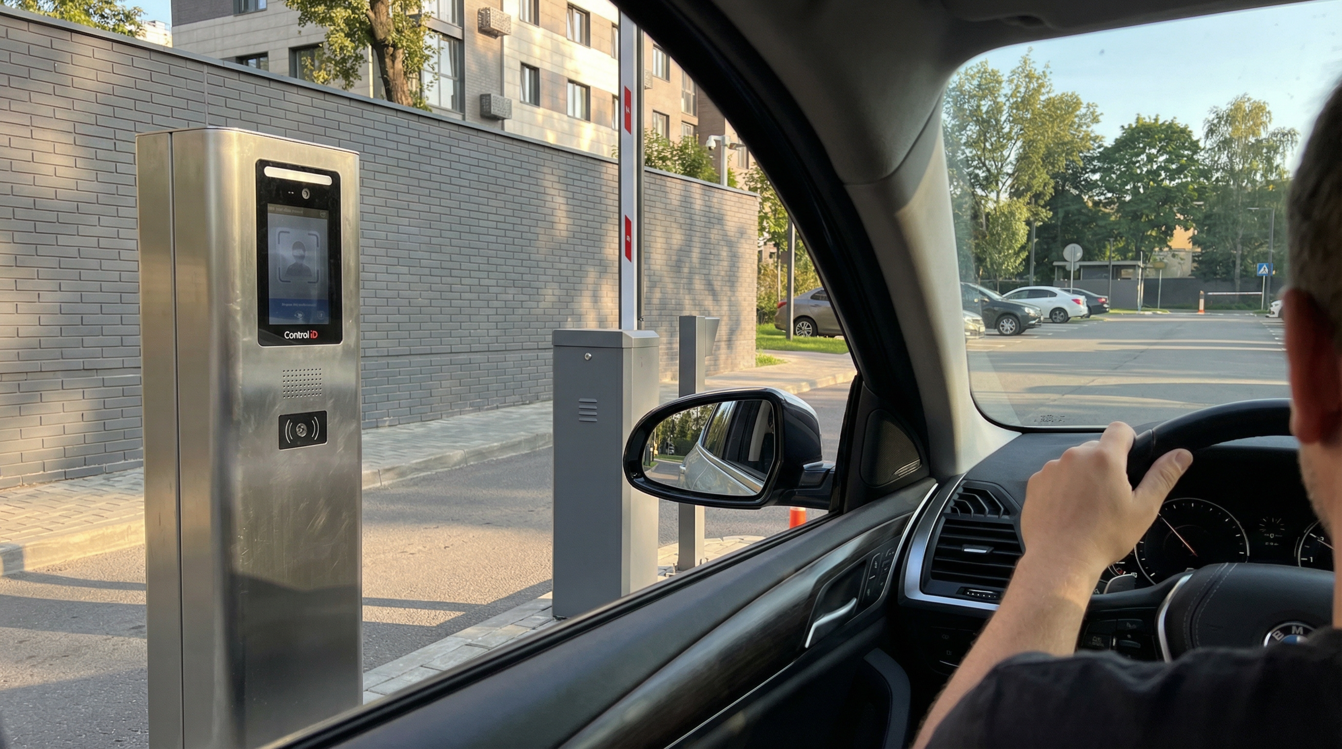 Visão do motorista: Totem de aço inox com iDFace Max à esquerda, posicionado antes da cancela veicular Control iD