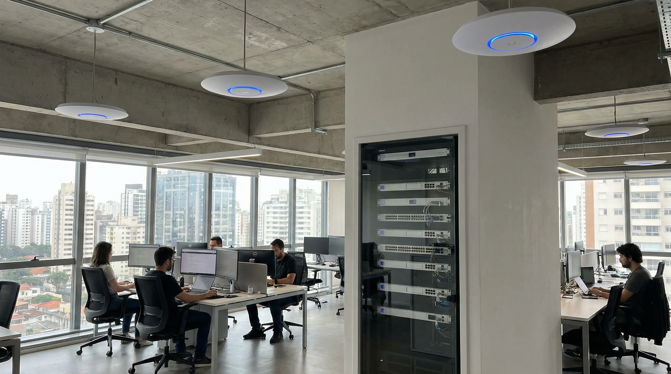 Infraestrutura de rede moderna com Wi-Fi 7 e equipamentos Ubiquiti em escritório de São Paulo