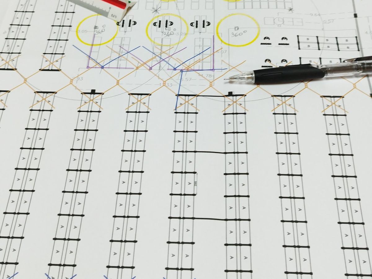 Planta de projeto de cabeamento estruturado com rotas de eletrocalha e pontos de rede marcados