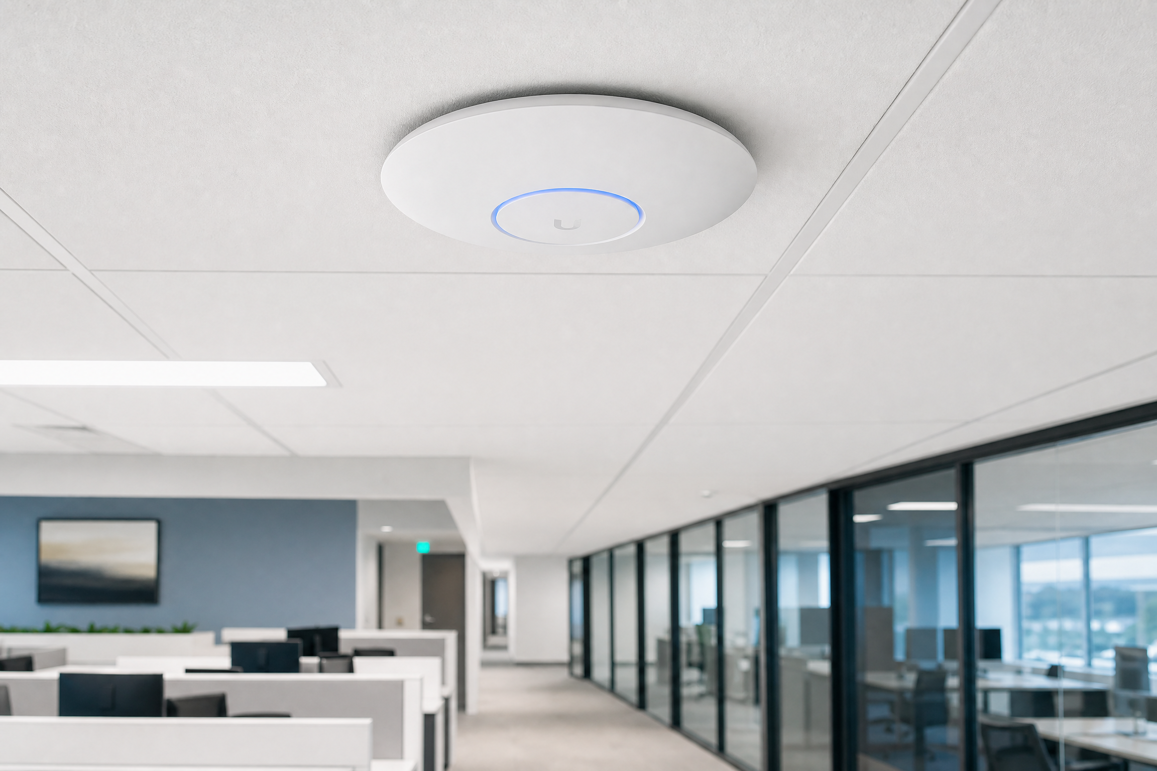 Access Point Ubiquiti UniFi U7 Pro WiFi 7 instalado no teto de escritório corporativo