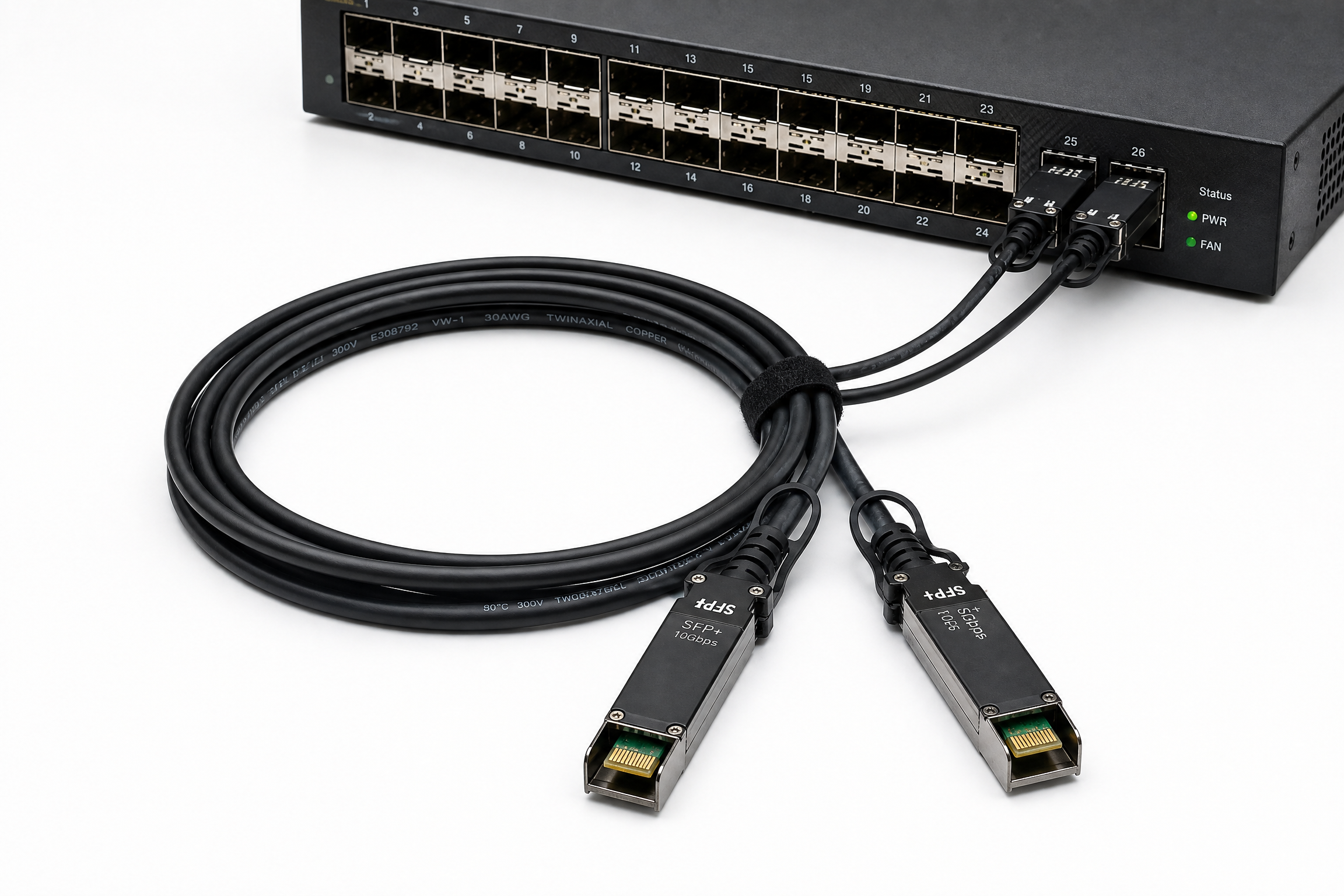 Cabo DAC SFP+ 10Gbps conectando switches em rack corporativo
