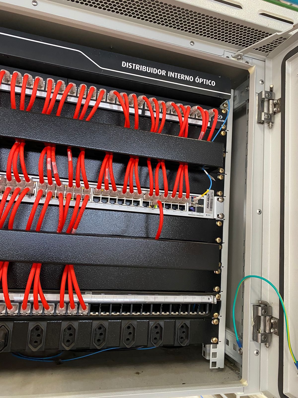 Rack fabril com distribuidor óptico interno