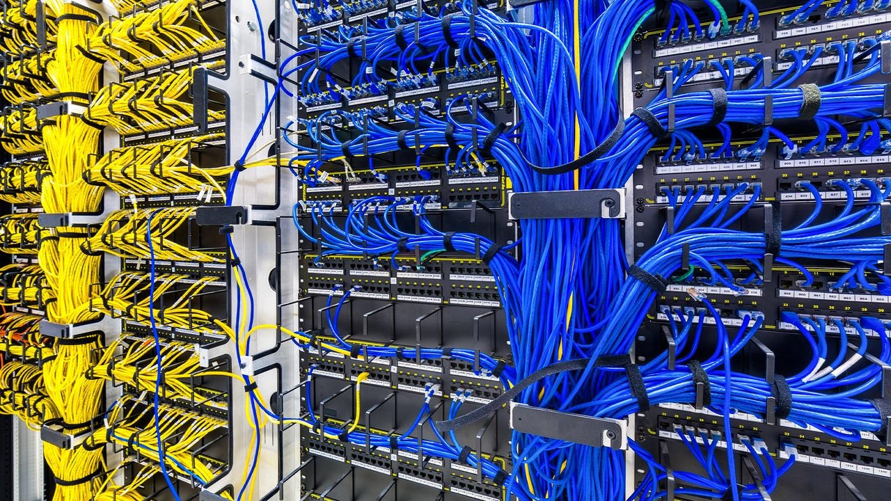 Rack de rede organizado com cabos Panduit Cat6 e patch panels em projeto corporativo