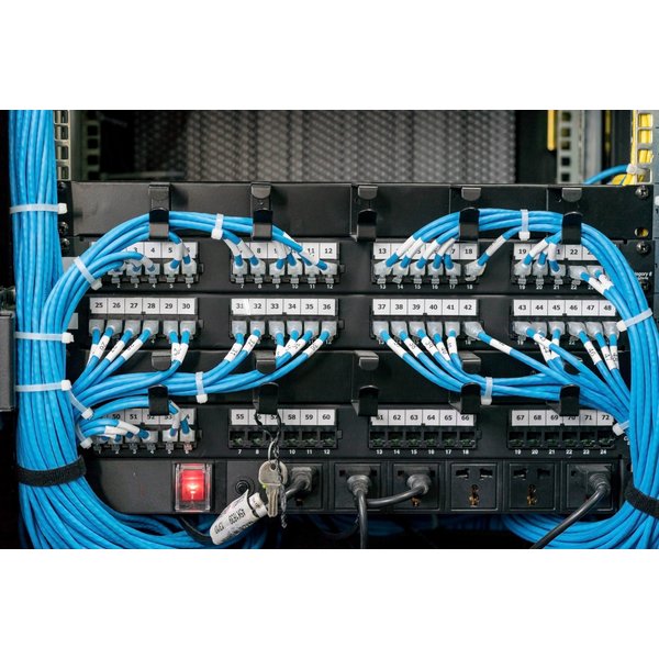 Rack de servidores com cabeamento estruturado profissional