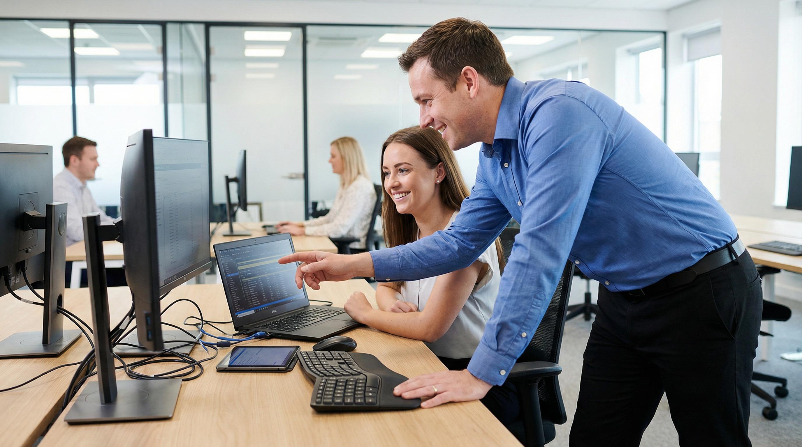 Técnico de suporte da Sabretech atendendo colaborador em escritório moderno