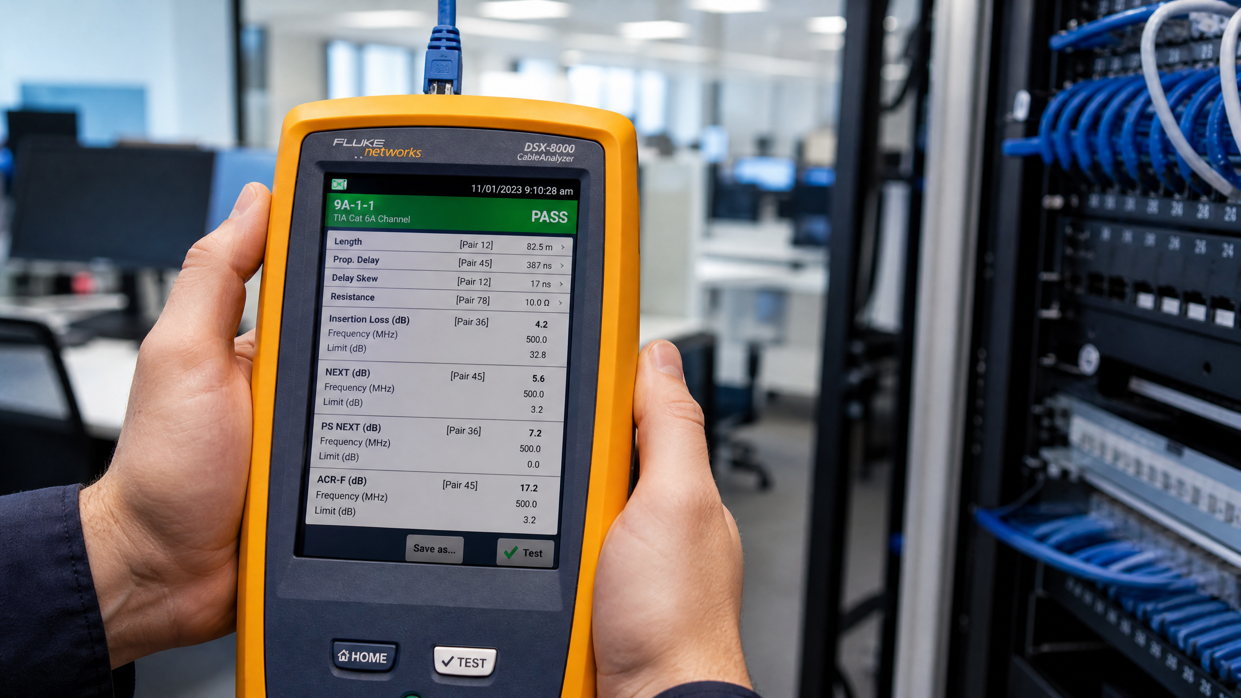Técnico realizando certificação de cabo Cat6A com Fluke Networks DSX-8000