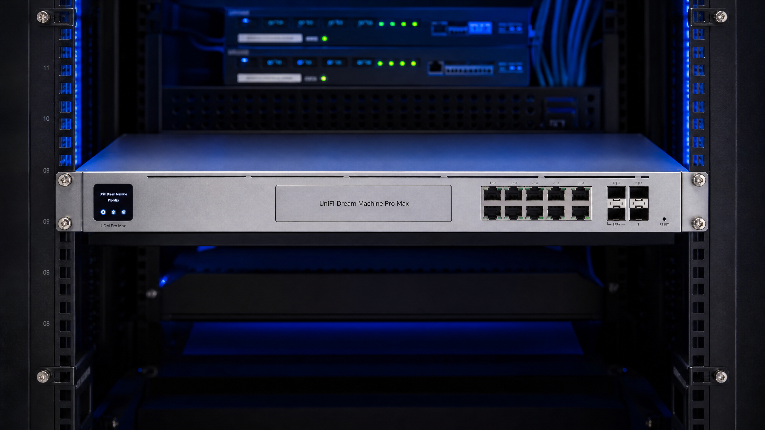 UniFi Dream Machine Pro Max instalado em rack de servidor