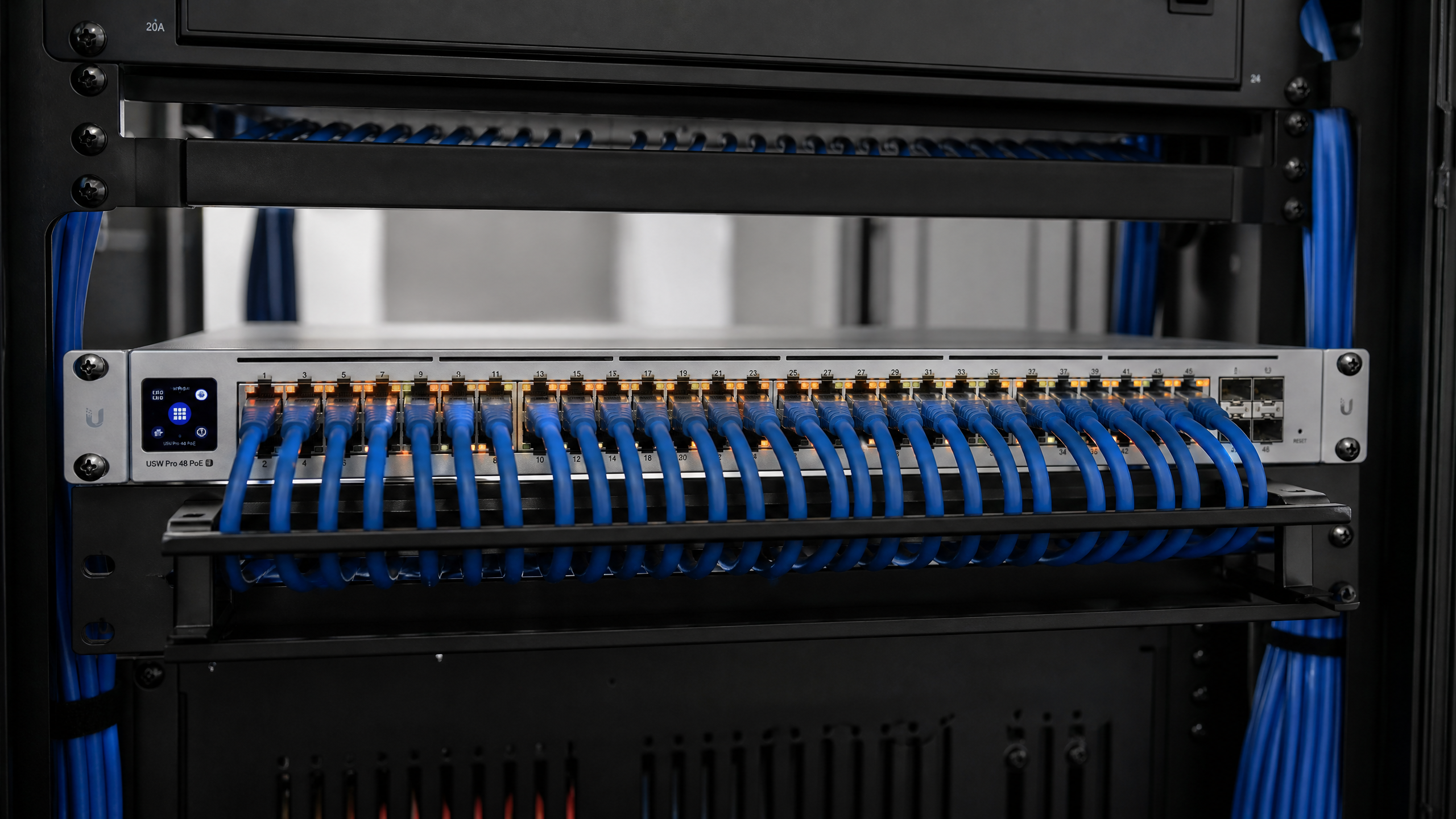 UniFi Switch Pro 48 PoE com cabos Cat6A conectados